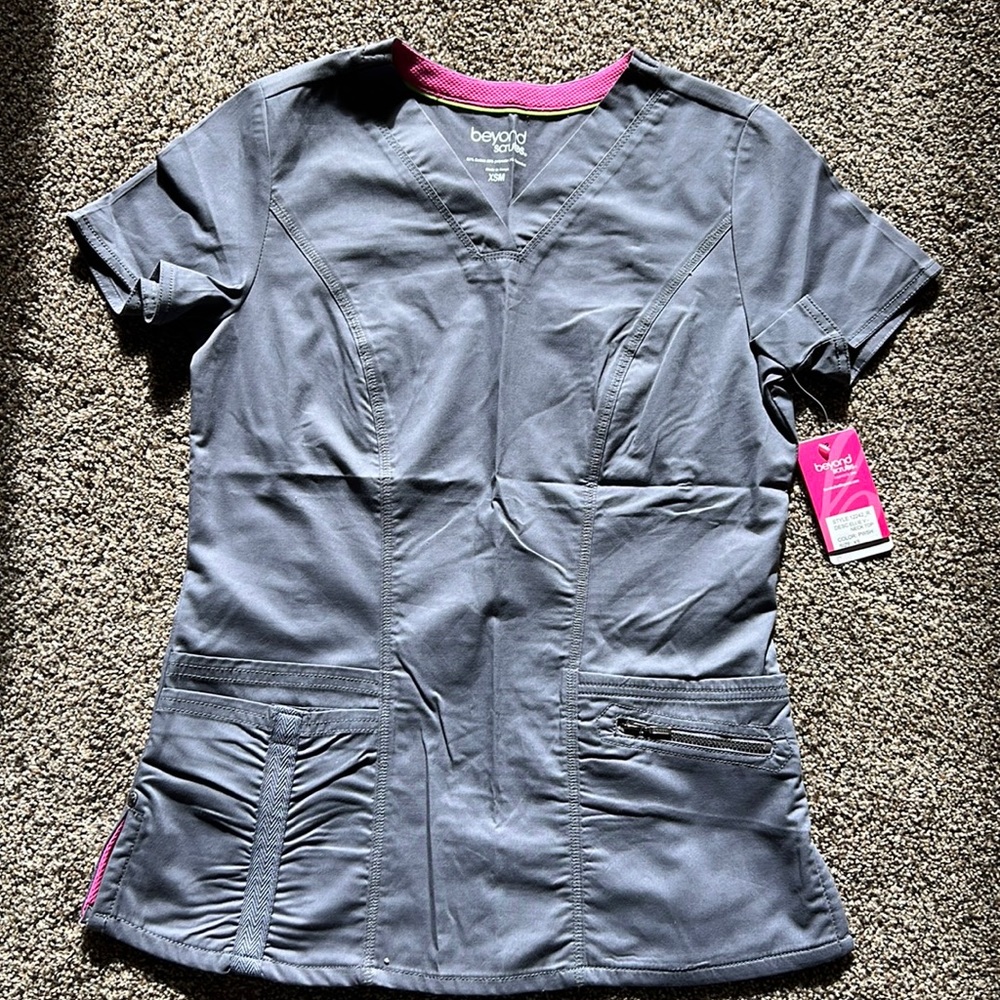 Beyond scrubs, Eli V-neck top size XSM pewter Nwt
